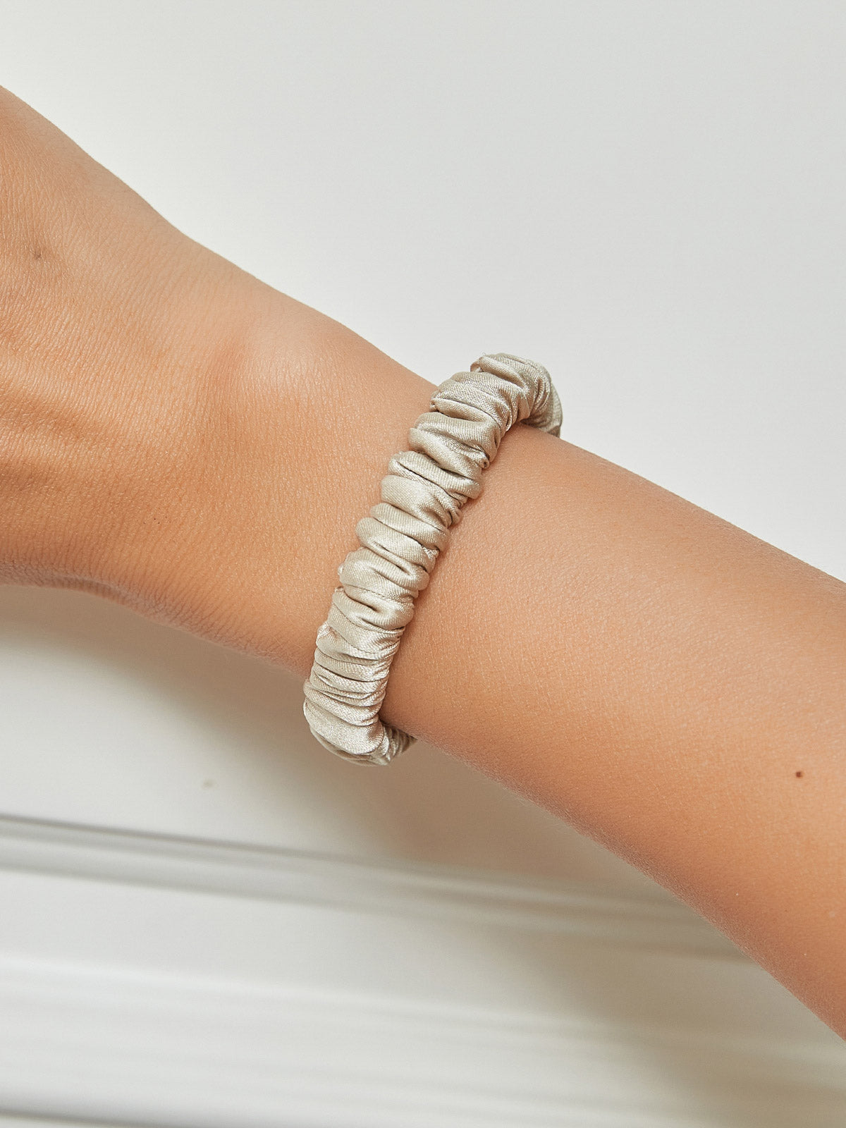 [Beige] SilkSilky-IT 19Momme Seta pura Scrunchie 001