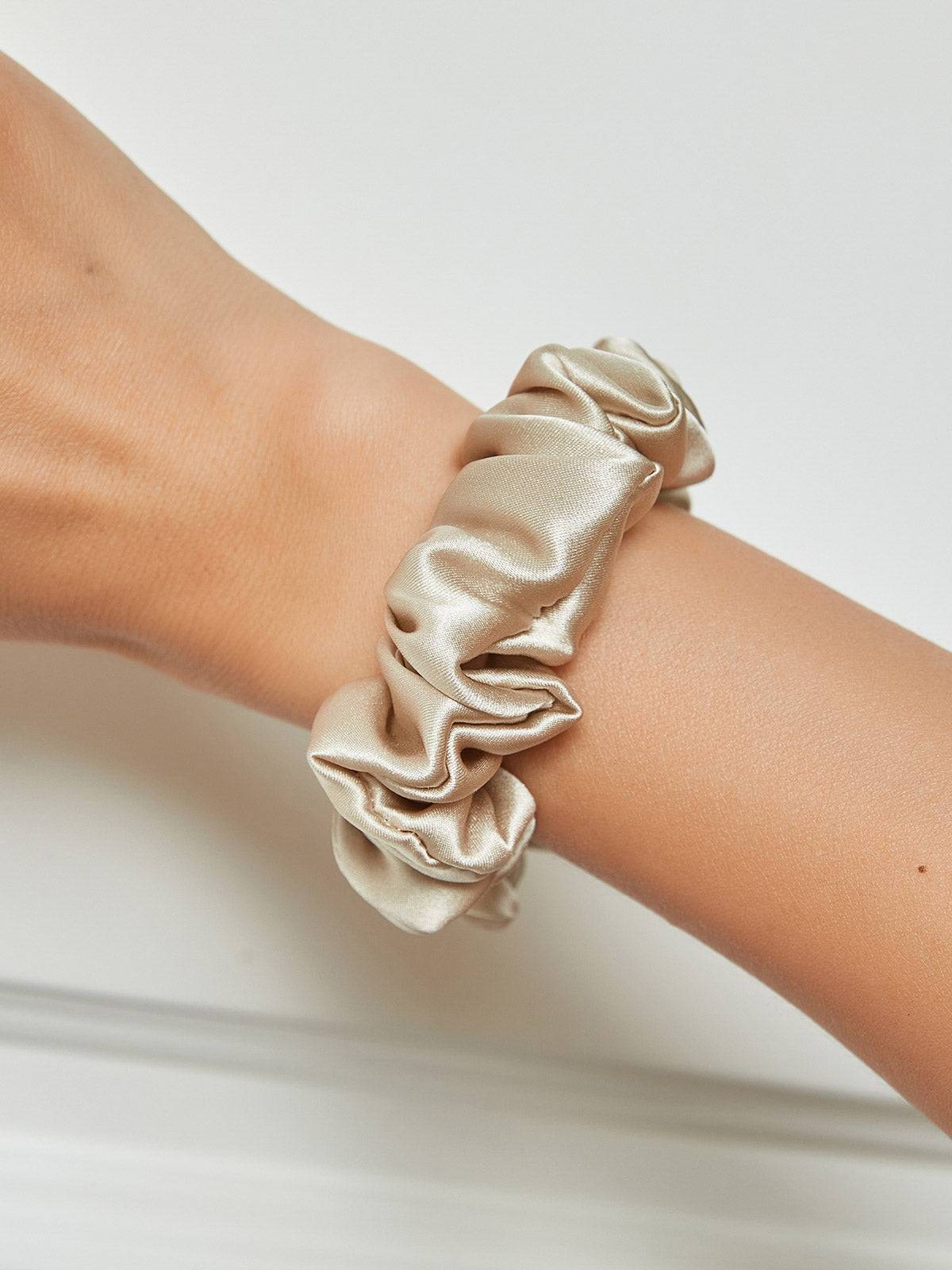 [Beige] SilkSilky-IT 19Momme Seta pura Scrunchie 001