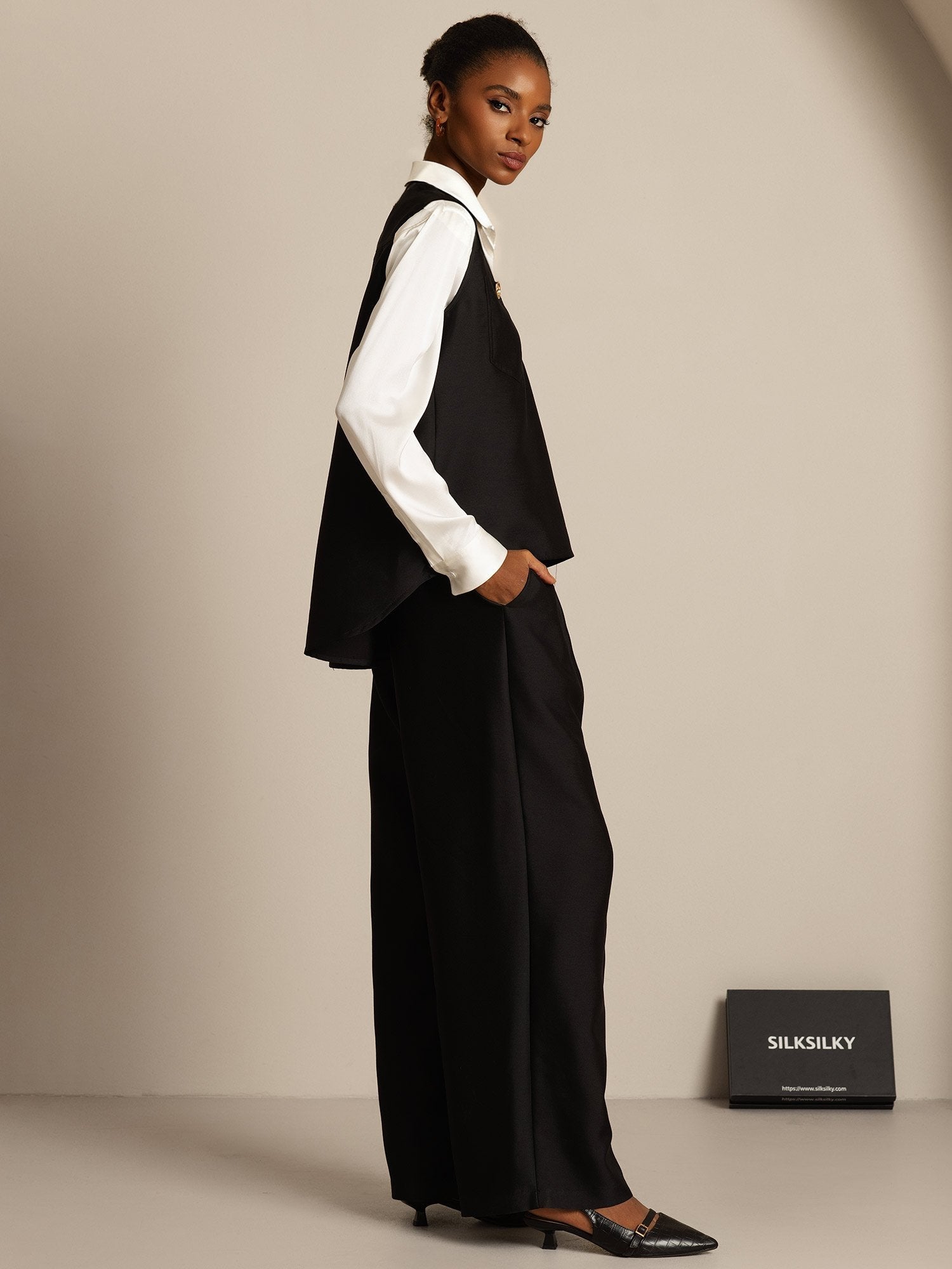 [Nero] SilkSilky-IT 32Momme Seta Womens Vest 007,