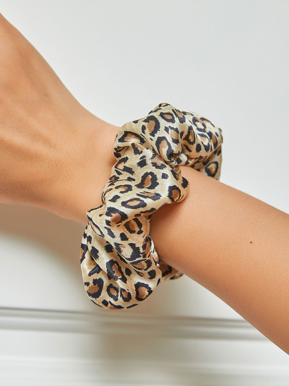[Leopardo] SilkSilky-IT 19Momme Scrunchie 002