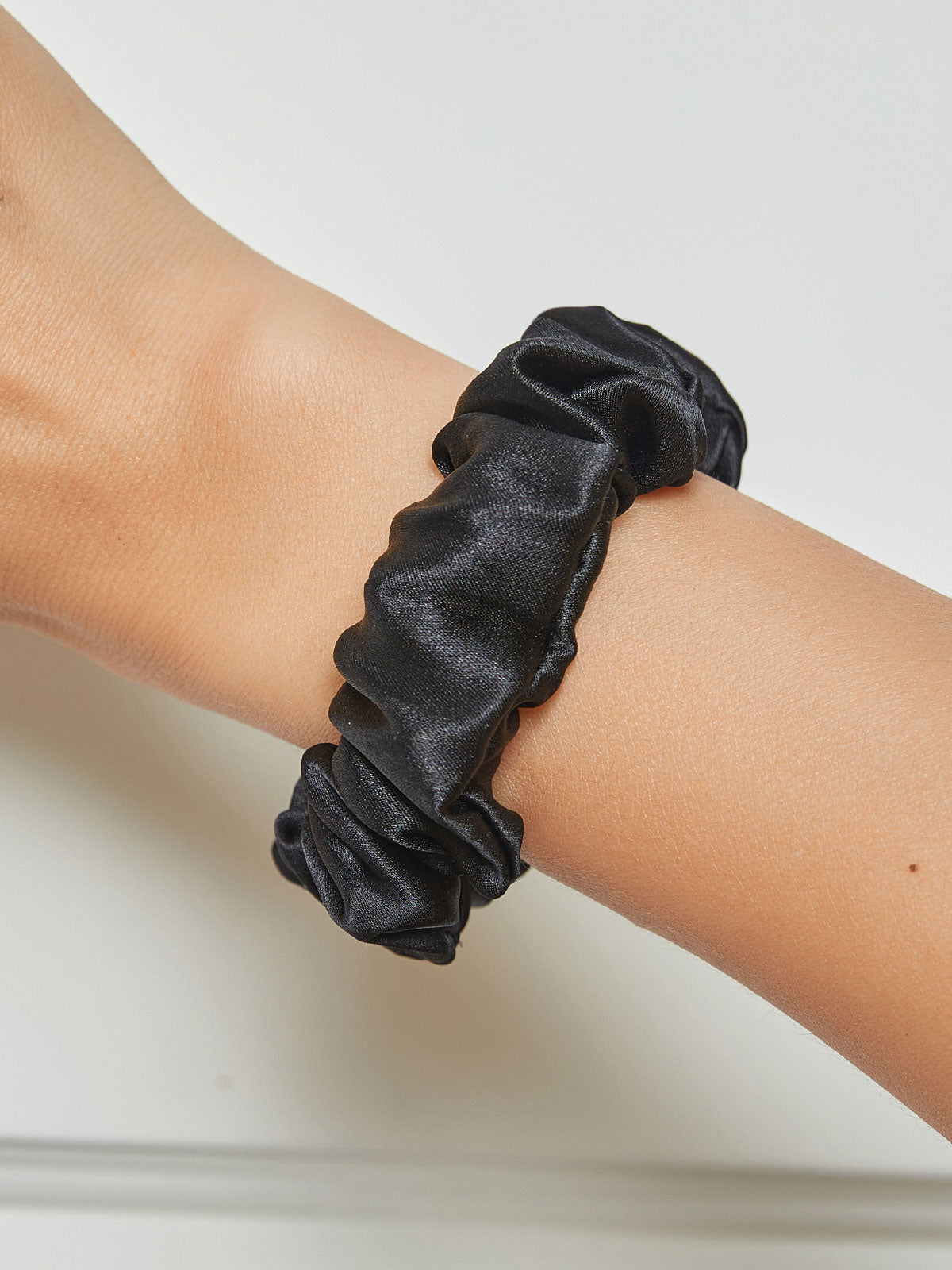 [Nero] SilkSilky-IT 19Momme Seta pura Scrunchie 001