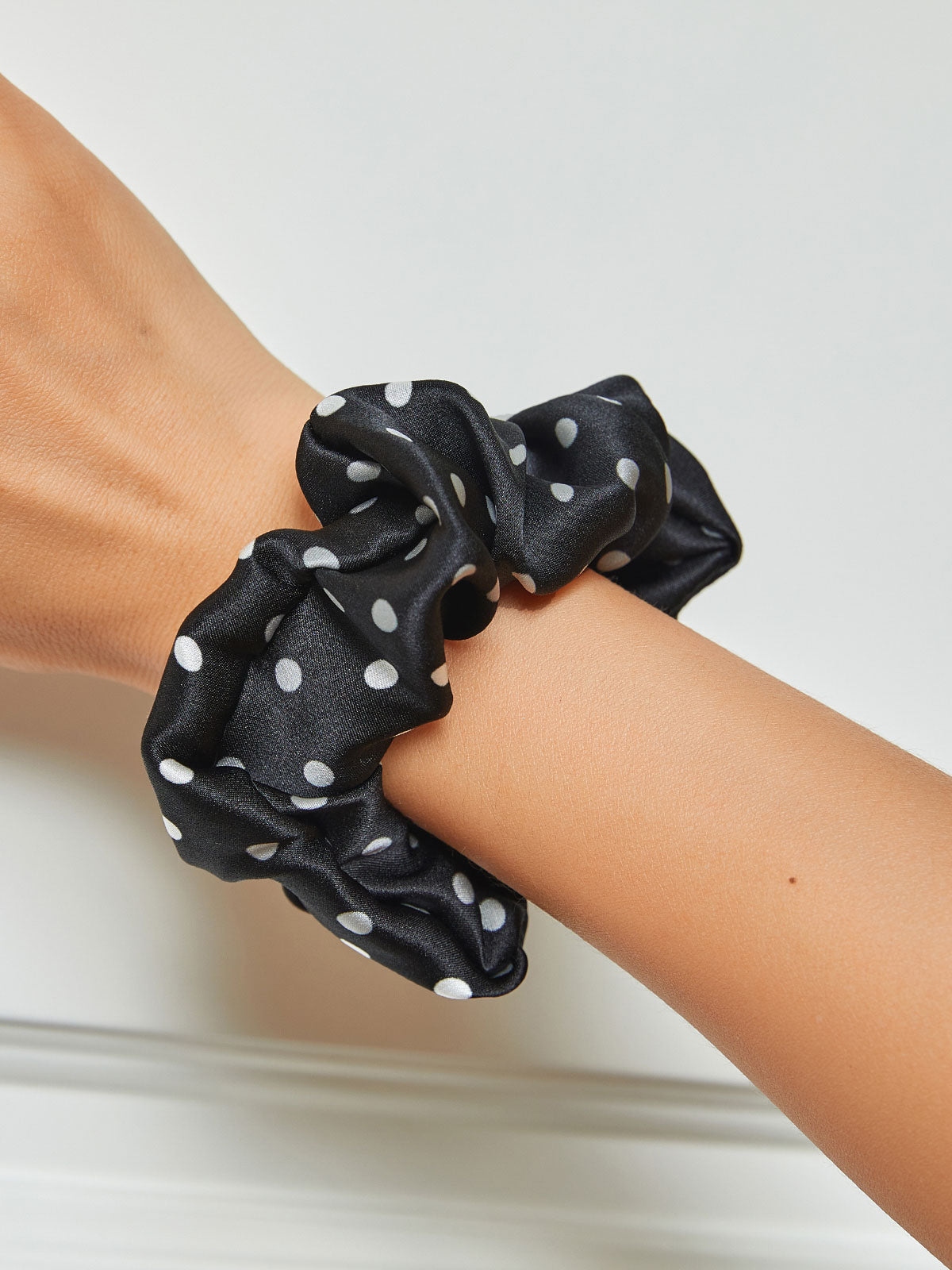[Nero] SilkSilky-IT 19Momme Seta pura Scrunchie 001